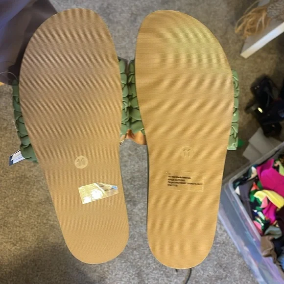 Universal Thread Sandals - Picture 4 of 5